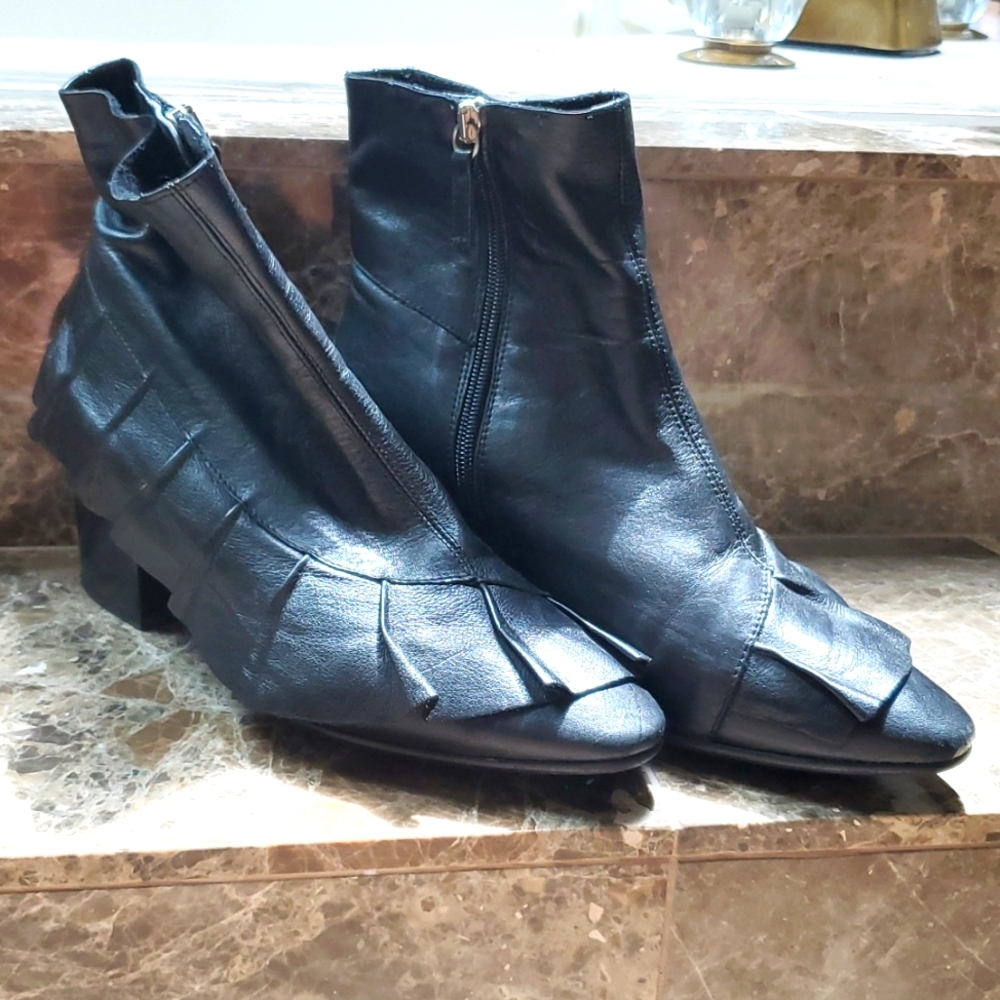 Topshop Ankle boots sz 39, color is blk, made in Spain